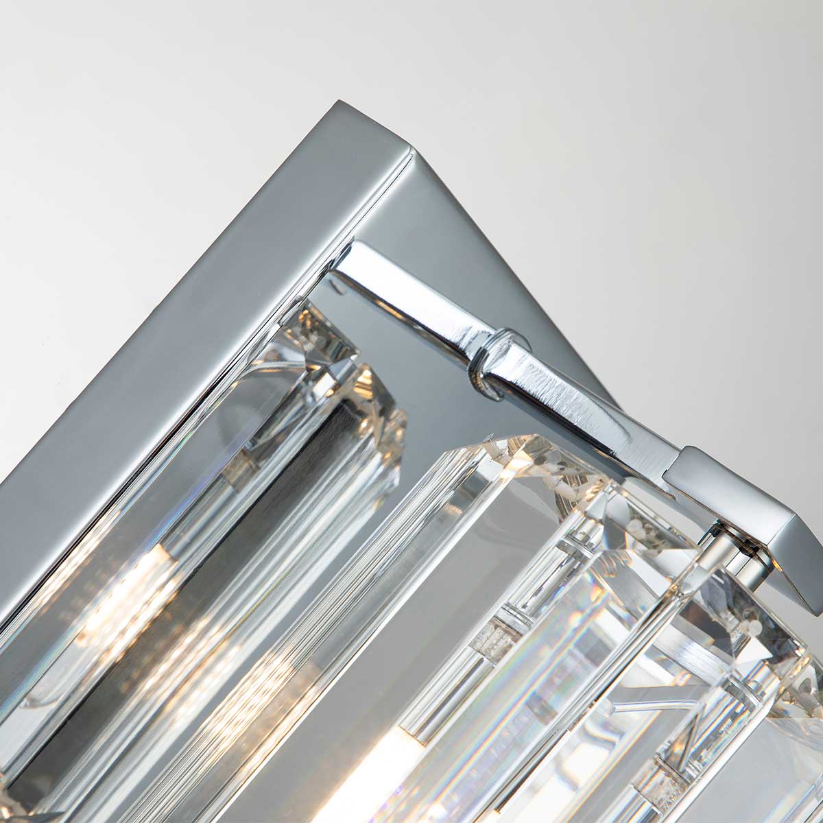 Divine Ø12 Gepolijst chroom badkamerlamp Van Elstead Lighting - De lamp heeft een IP44-classificatie en is daarom ideaal voor gebruik in badkamers.