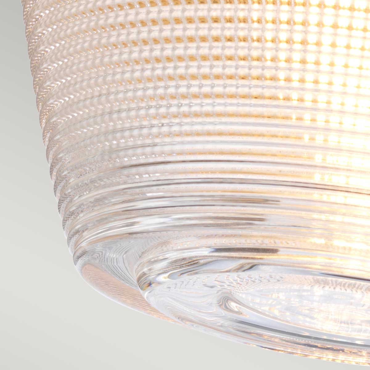 Dublin Ø18 Messing badkamerlamp Van Elstead Lighting - Dublin is een elegante plafondlamp voor de badkamer met een decoratieve kap van mat glas met een prachtig gestructureerd uiterlijk.