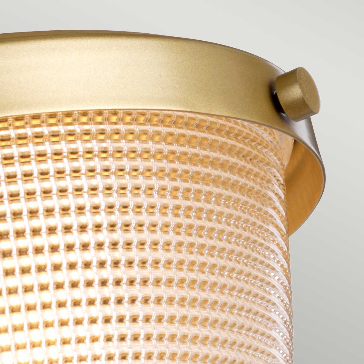 Dublin Ø18 Messing badkamerlamp Van Elstead Lighting - Dublin is een elegante plafondlamp voor de badkamer met een decoratieve kap van mat glas met een prachtig gestructureerd uiterlijk.