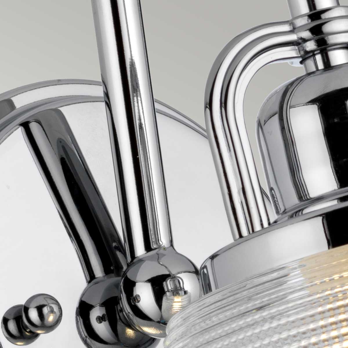 Dublin Ø20 Gepolijst chroom badkamerlamp Van Elstead Lighting - De Dublin wandlamp is een elegant badkamerarmatuur met een gedetailleerde kap van geperst glas met een gestructureerd ontwerp.