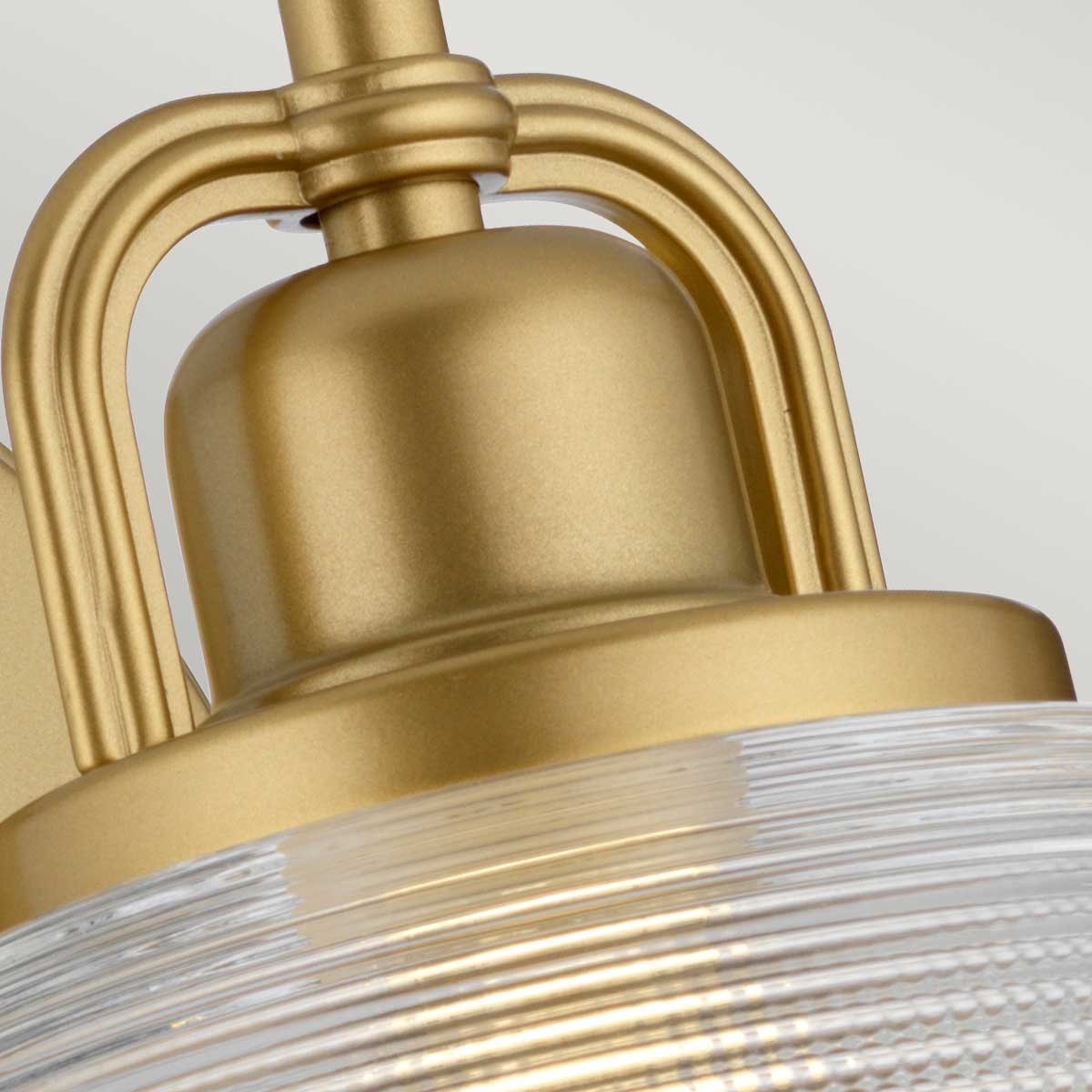 Dublin Ø20 Messing badkamerlamp Van Elstead Lighting - De Dublin wandlamp is een elegant badkamerarmatuur met een gedetailleerde kap van geperst glas met een gestructureerd ontwerp.