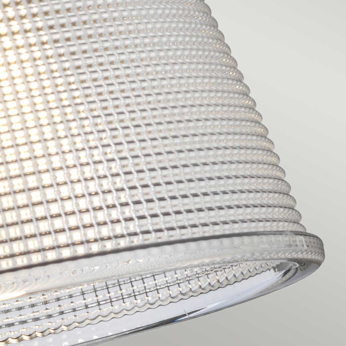 Dublin Ø20 Messing badkamerlamp Van Elstead Lighting - De Dublin wandlamp is een elegant badkamerarmatuur met een gedetailleerde kap van geperst glas met een gestructureerd ontwerp.