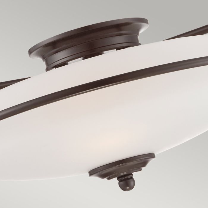Griffin Ø42 Bronzen plafondlamp Van Elstead Lighting - Den etsade sk&auml;rmen &auml;r vitm&aring;lad p&aring; insidan, vilket sprider ljuset j&auml;mnt och skapar en behaglig belysning i hemmet.