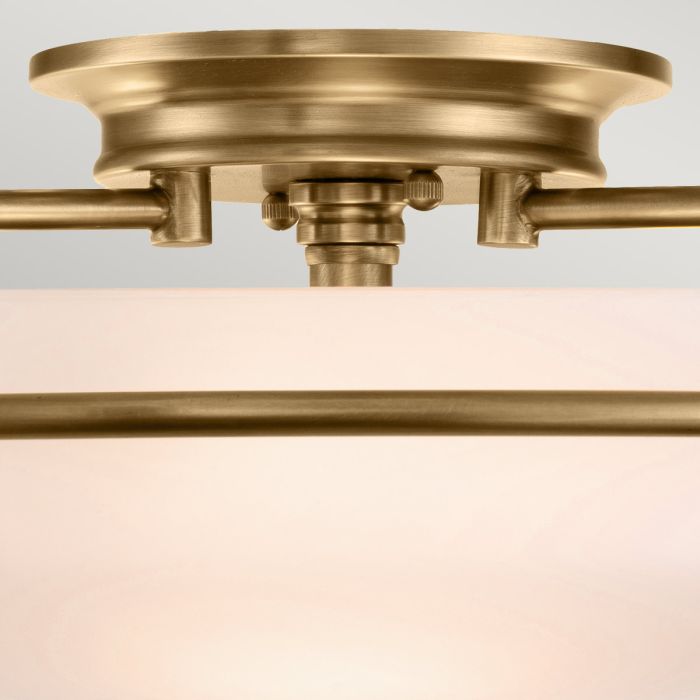 Griffin Ø42 Messing plafondlamp Van Elstead Lighting - Den etsade sk&auml;rmen &auml;r vitm&aring;lad p&aring; insidan, vilket sprider ljuset j&auml;mnt och skapar en behaglig belysning i hemmet.