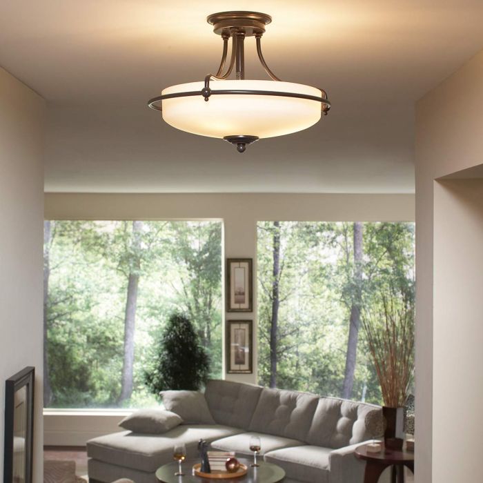 Griffin Ø53 Bronzen plafondlamp Van Elstead Lighting - Den etsade sk&auml;rmen &auml;r vitm&aring;lad p&aring; insidan, vilket sprider ljuset j&auml;mnt och skapar en behaglig belysning i hemmet.