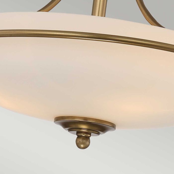 Griffin Ø42 Messing plafondlamp Van Elstead Lighting - Den etsade sk&auml;rmen &auml;r vitm&aring;lad p&aring; insidan, vilket sprider ljuset j&auml;mnt och skapar en behaglig belysning i hemmet.