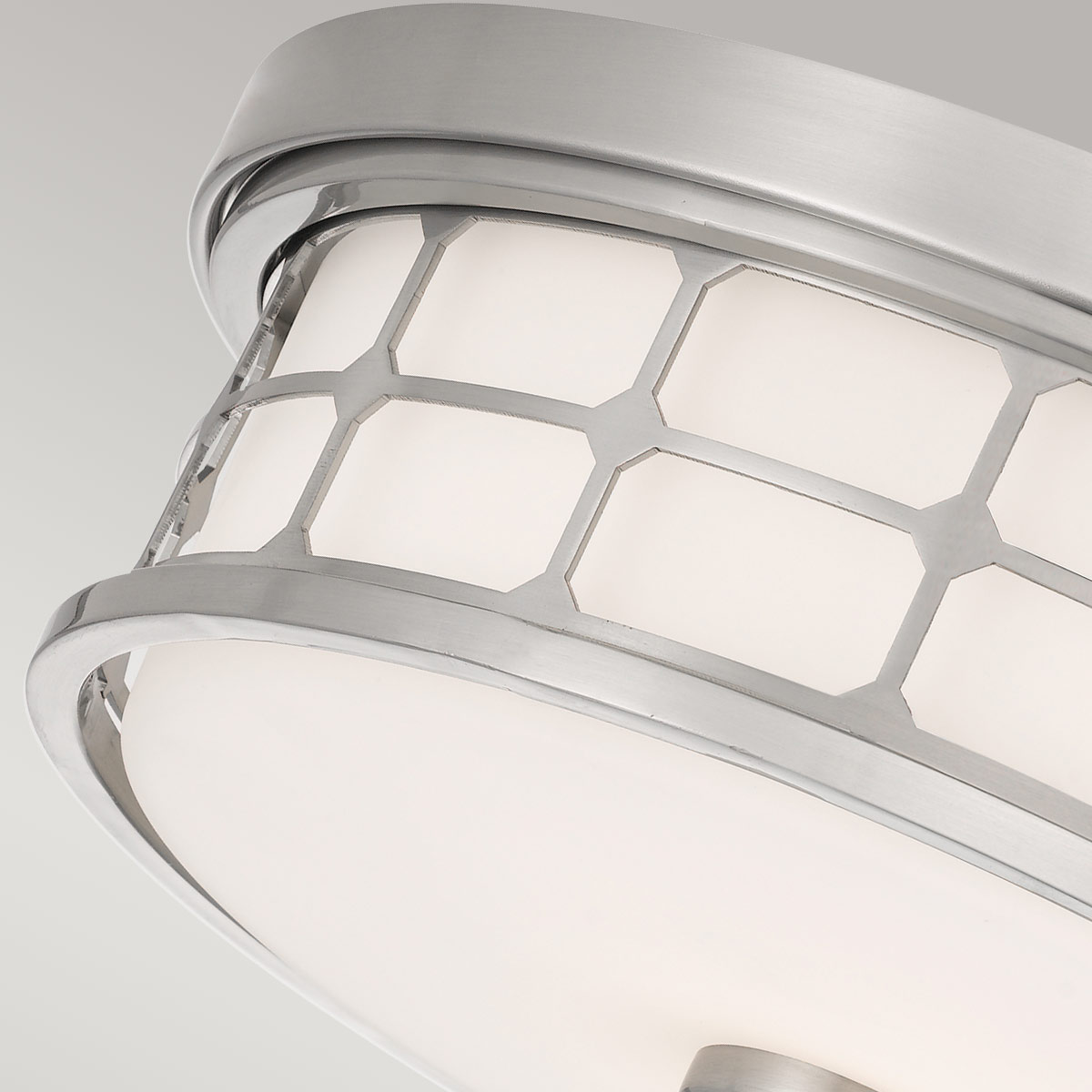 Guardian Ø35 Geborsteld nikkel badkamerlamp Van Elstead Lighting - De geborstelde nikkel afwerking en het geometrische frame geven de lamp een elegante uitstraling, terwijl het opaalglas een aangenaam en zacht licht verspreidt.