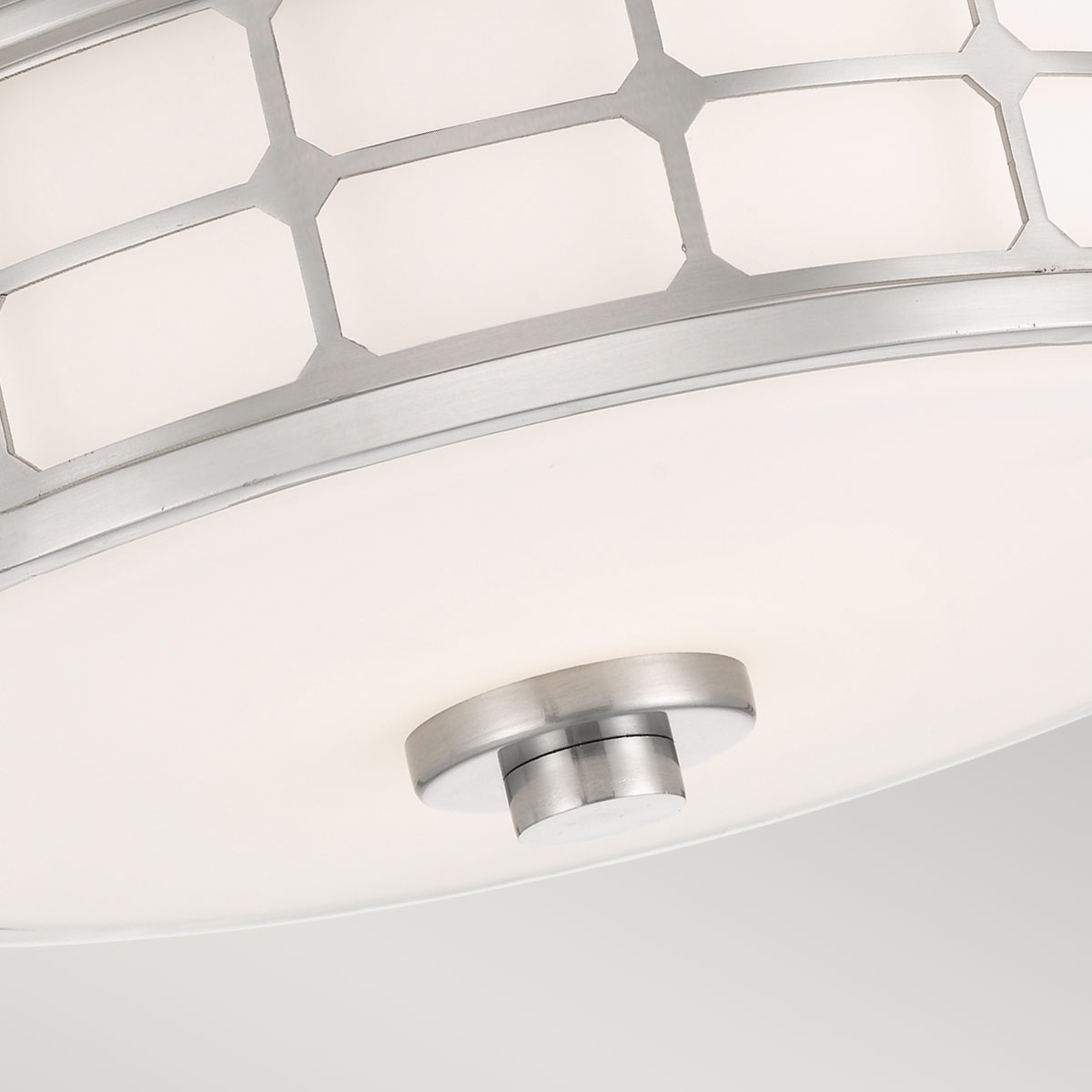 Guardian Ø35 Geborsteld nikkel badkamerlamp Van Elstead Lighting - De geborstelde nikkel afwerking en het geometrische frame geven de lamp een elegante uitstraling, terwijl het opaalglas een aangenaam en zacht licht verspreidt.