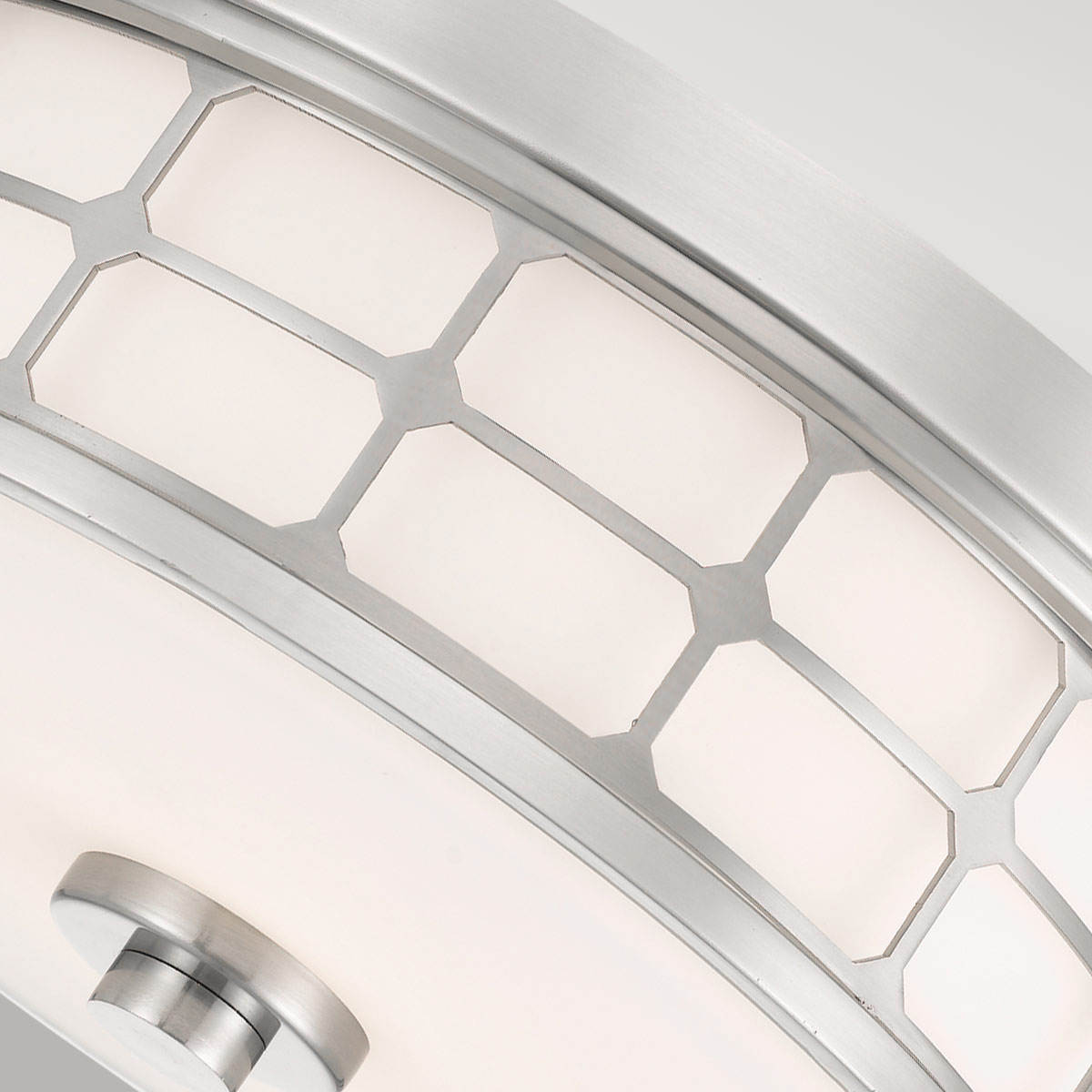 Guardian Ø35 Geborsteld nikkel badkamerlamp Van Elstead Lighting - De geborstelde nikkel afwerking en het geometrische frame geven de lamp een elegante uitstraling, terwijl het opaalglas een aangenaam en zacht licht verspreidt.