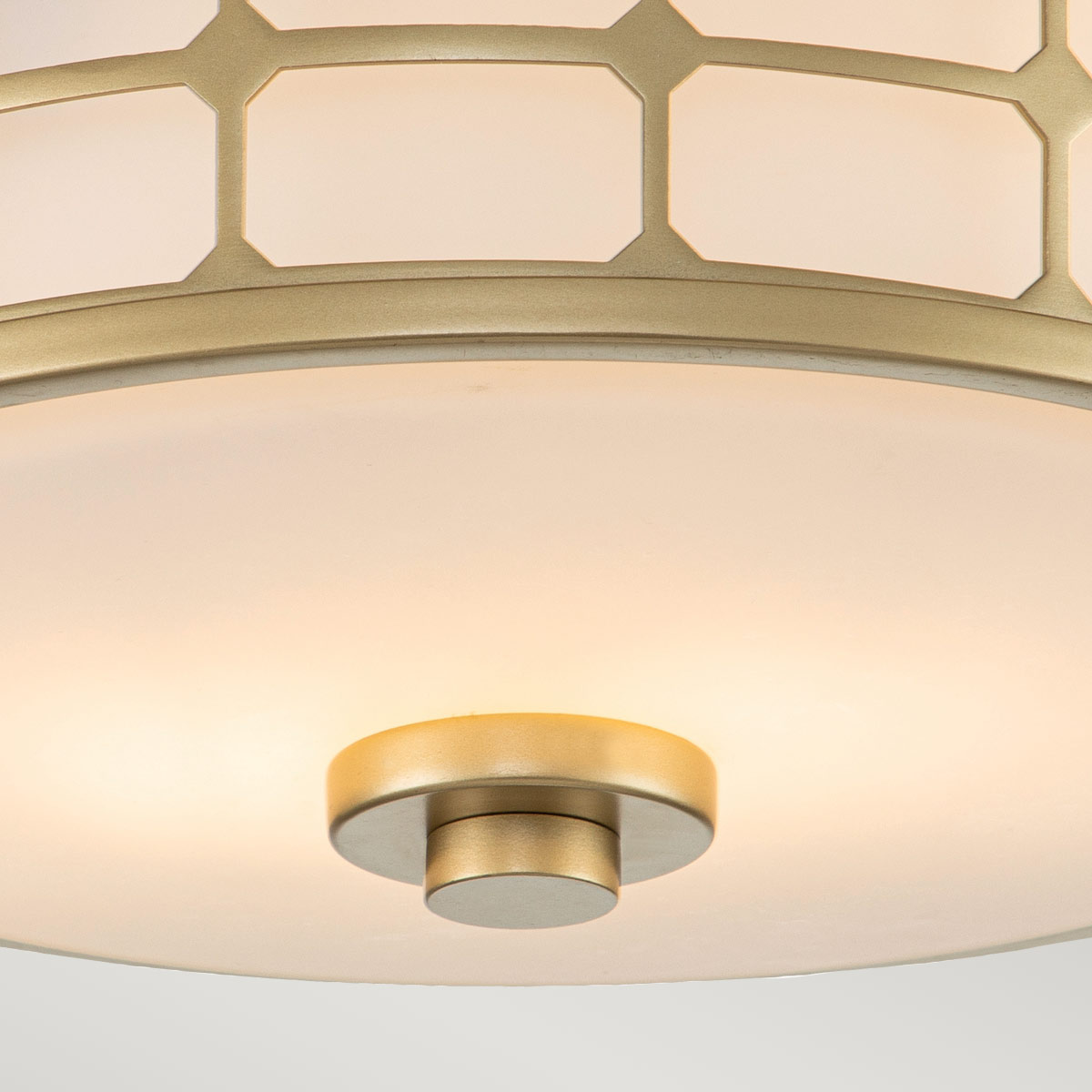Guardian Ø35 Messing badkamerlamp Van Elstead Lighting - De messing afwerking en het geometrische frame geven de lamp een elegante uitstraling, terwijl het opaalglas een aangenaam en zacht licht verspreidt.