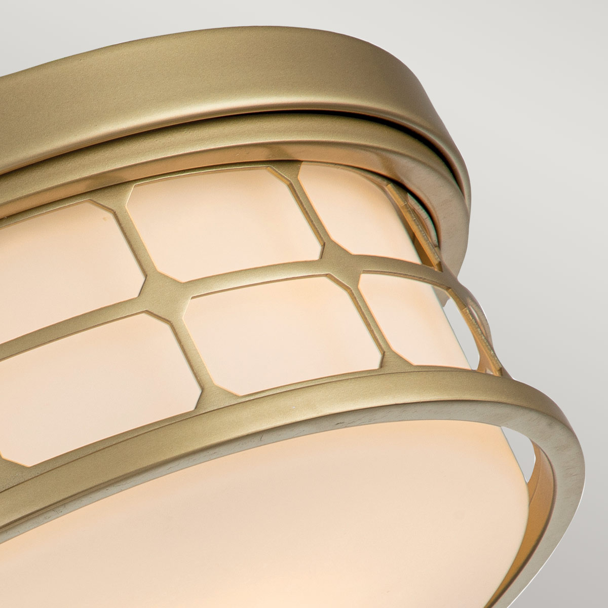 Guardian Ø35 Messing badkamerlamp Van Elstead Lighting - De messing afwerking en het geometrische frame geven de lamp een elegante uitstraling, terwijl het opaalglas een aangenaam en zacht licht verspreidt.