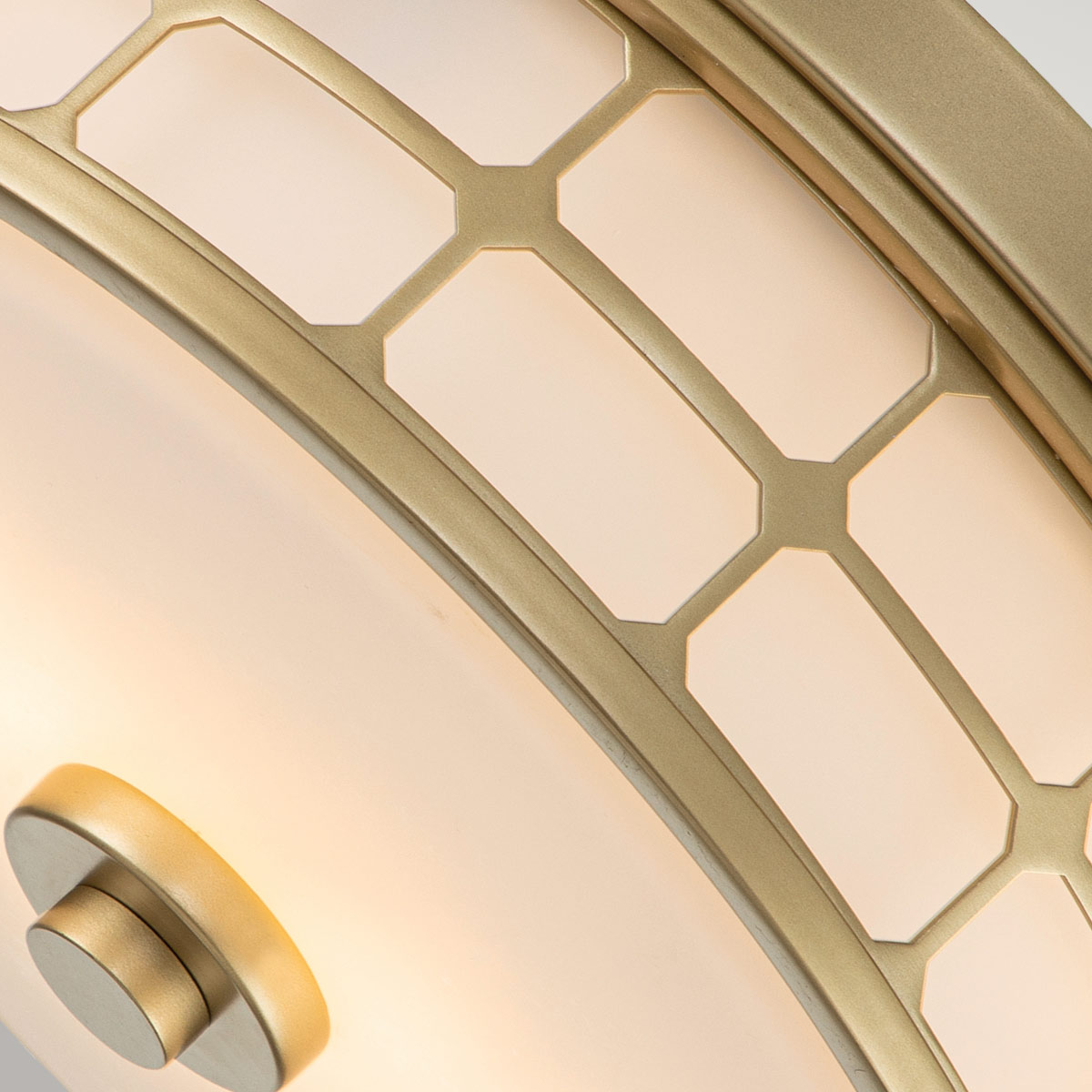 Guardian Ø35 Messing badkamerlamp Van Elstead Lighting - De messing afwerking en het geometrische frame geven de lamp een elegante uitstraling, terwijl het opaalglas een aangenaam en zacht licht verspreidt.
