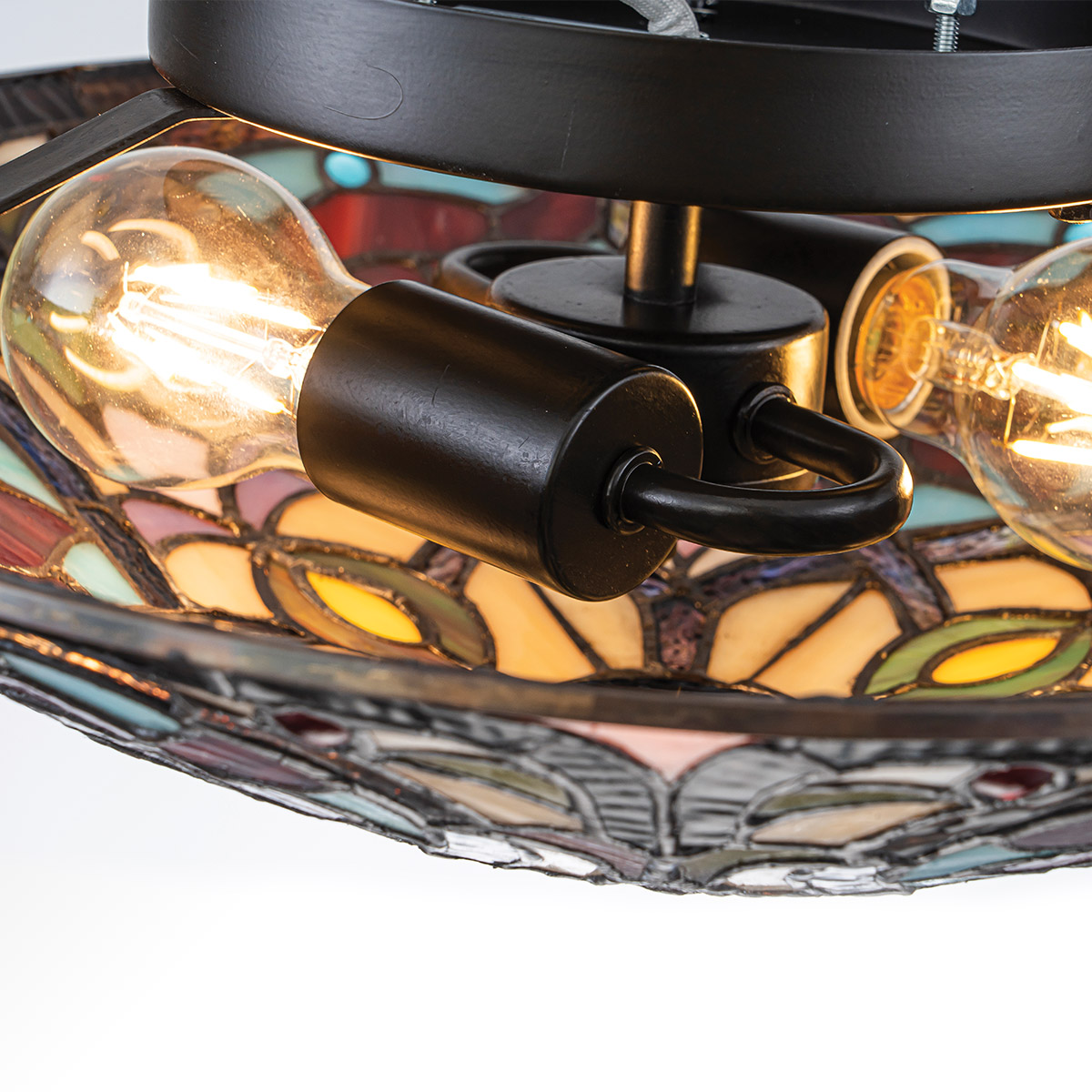 Larissa Ø42 Veelkleurig Van Elstead Lighting - Wanneer de lamp brandt, worden de verschillende kleuren van het glas benadrukt en creëren ze een warm en sfeervol licht in de kamer.