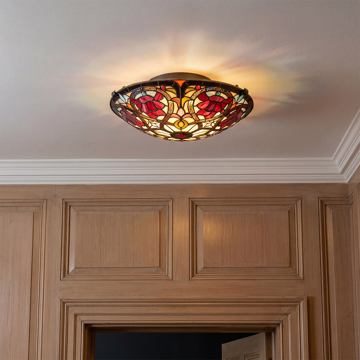 Larissa Ø42 Veelkleurig Van Elstead Lighting - Wanneer de lamp brandt, worden de verschillende kleuren van het glas benadrukt en creëren ze een warm en sfeervol licht in de kamer.