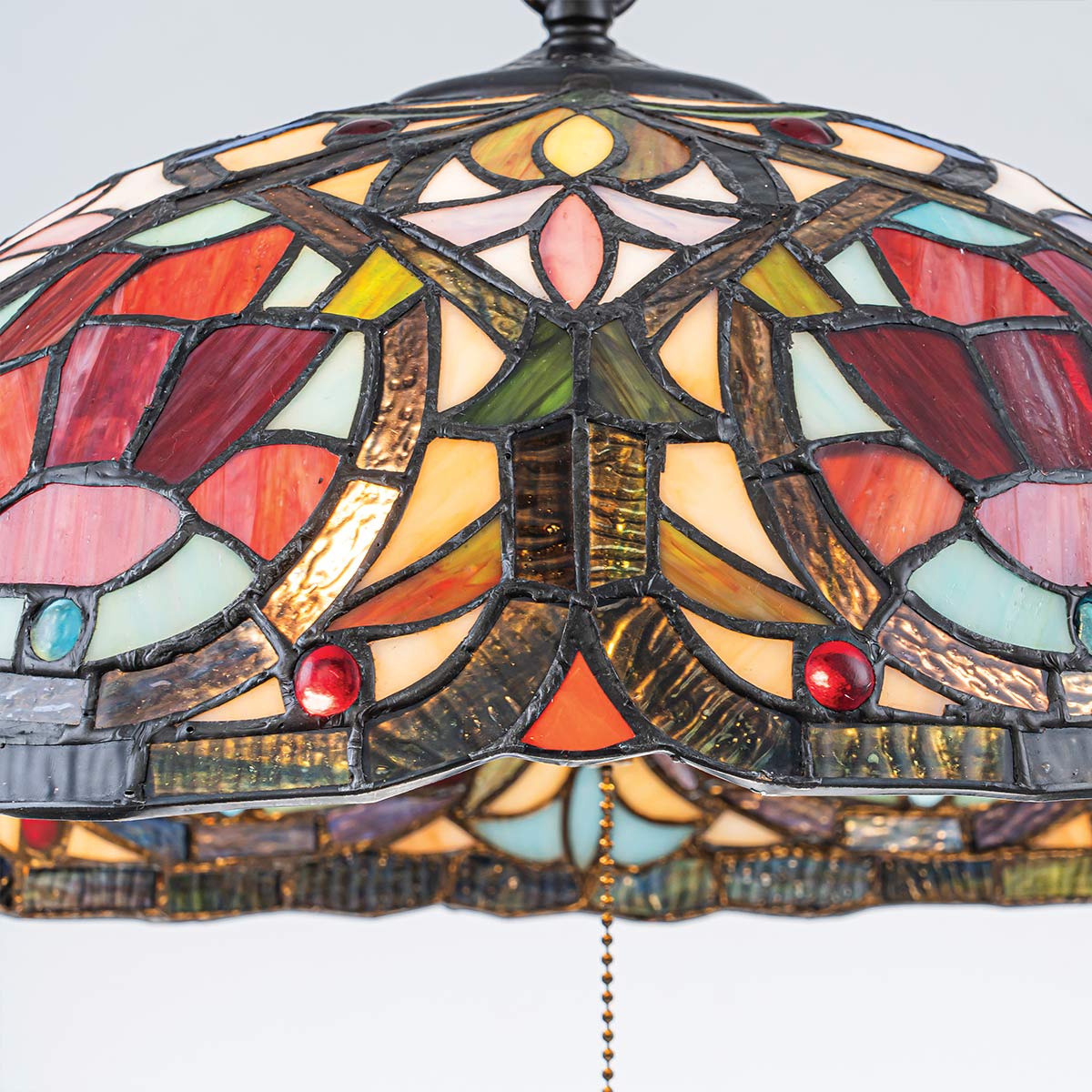 Larissa Ø38 Veelkleurig Van Elstead Lighting - Wanneer de lamp brandt, komen de prachtige kleuren van het glas tot hun recht en cre&euml;ren ze een warm en sfeervol licht in de kamer.