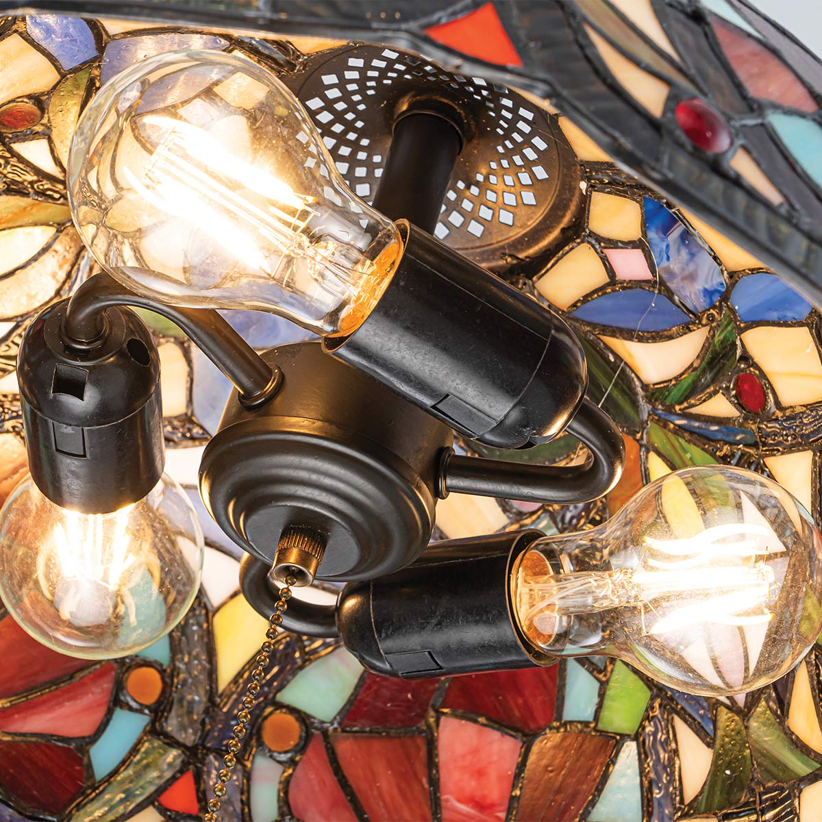 Larissa Ø38 Veelkleurig Van Elstead Lighting - Wanneer de lamp brandt, komen de prachtige kleuren van het glas tot hun recht en cre&euml;ren ze een warm en sfeervol licht in de kamer.