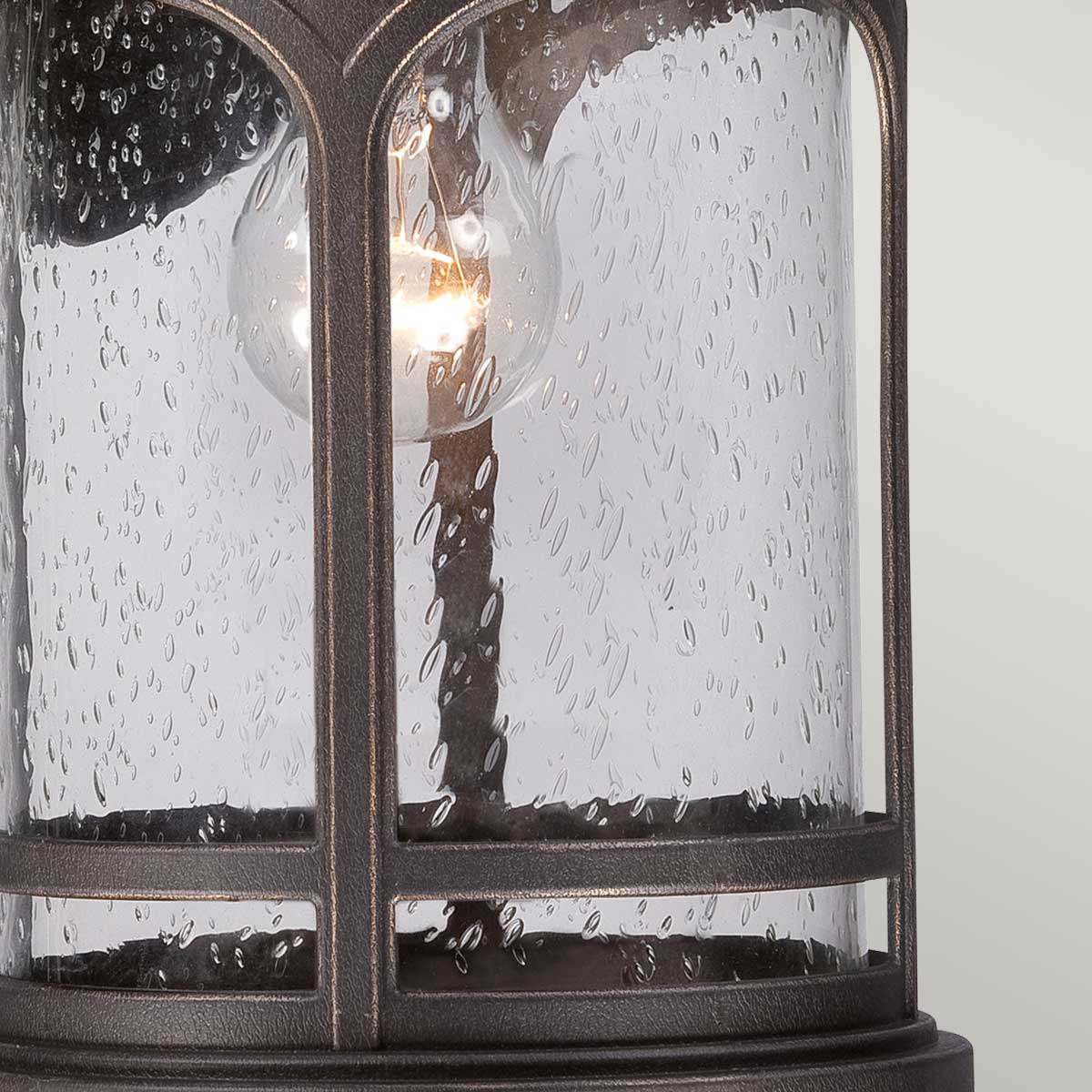 Marblehead Bronzen buitenlamp Van Elstead Lighting - De Marblehead wandlamp in brons heeft een robuust en mannelijk design en is perfect voor buitengebruik.