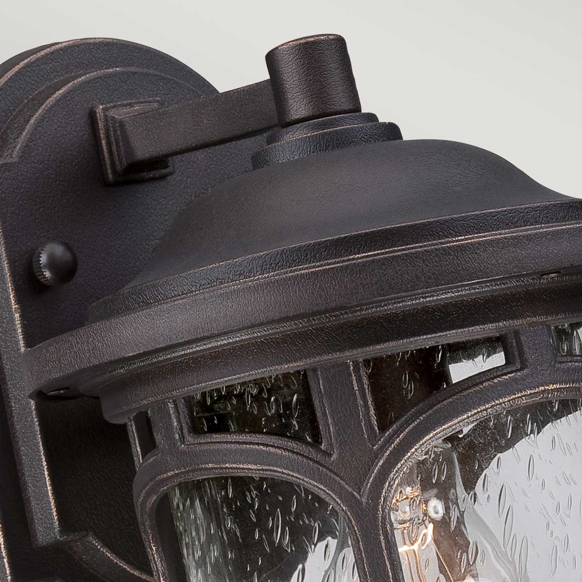 Marblehead Bronzen buitenlamp Van Elstead Lighting - De Marblehead wandlamp in brons heeft een robuust en mannelijk design en is perfect voor buitengebruik.