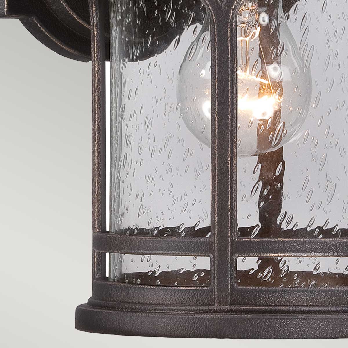 Marblehead Bronzen buitenlamp Van Elstead Lighting - De Marblehead wandlamp in brons heeft een robuust en mannelijk design en is perfect voor buitengebruik.