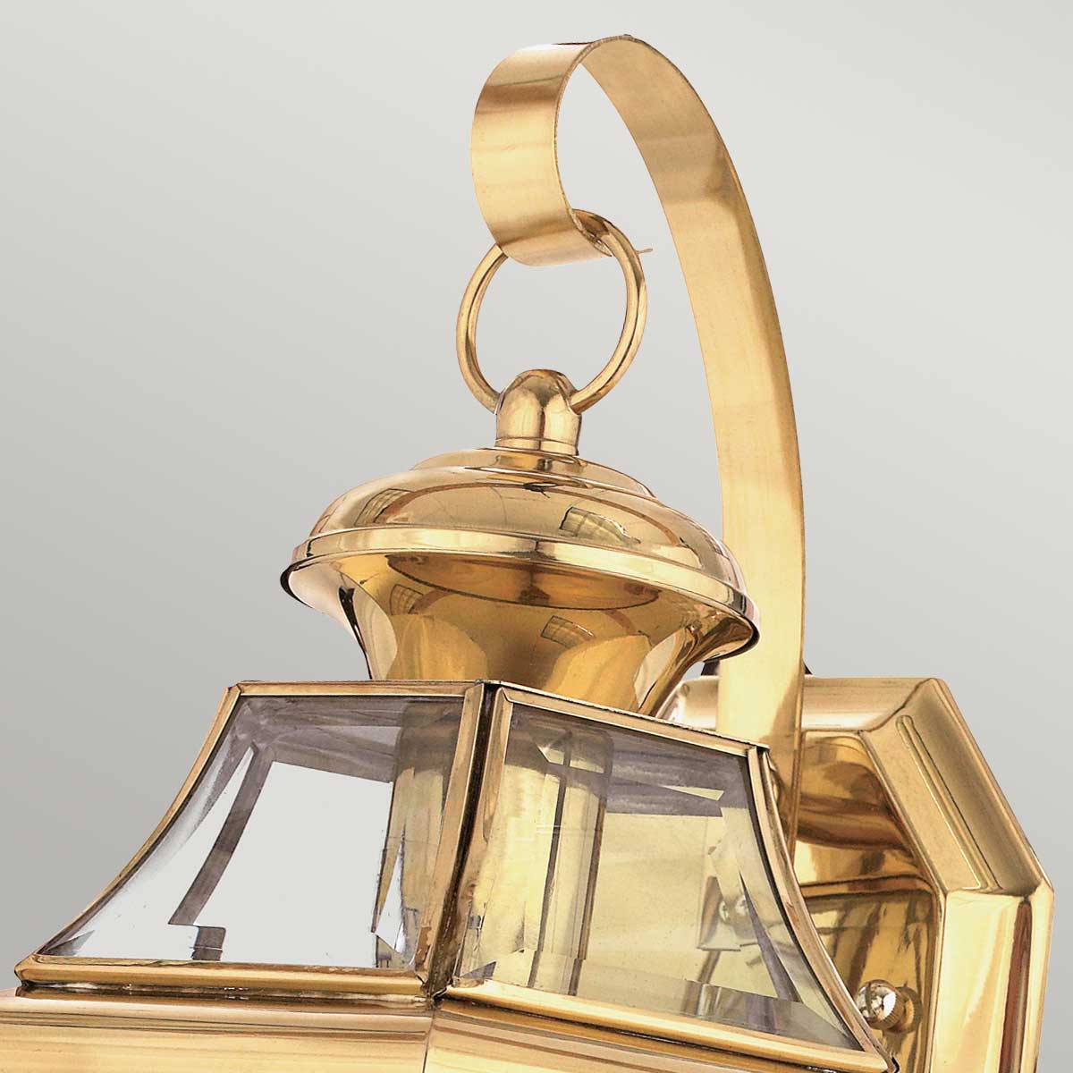 Newbury Gepolijst messing buitenlamp Van Elstead Lighting - Het klassieke ontwerp met gefacetteerd helder glas en hoogwaardig messing creëert een verfijnde sfeer die bij de meeste bouwstijlen past.