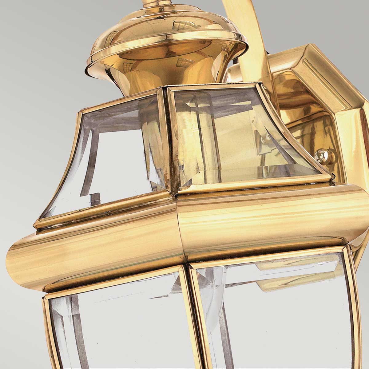 Newbury Gepolijst messing buitenlamp Van Elstead Lighting - Het klassieke ontwerp met gefacetteerd helder glas en hoogwaardig messing creëert een verfijnde sfeer die bij de meeste bouwstijlen past.