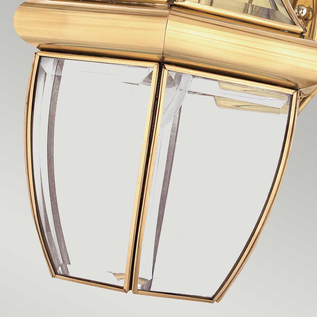 Newbury Gepolijst messing buitenlamp Van Elstead Lighting - Het klassieke ontwerp met gefacetteerd helder glas en hoogwaardig messing creëert een verfijnde sfeer die bij de meeste bouwstijlen past.