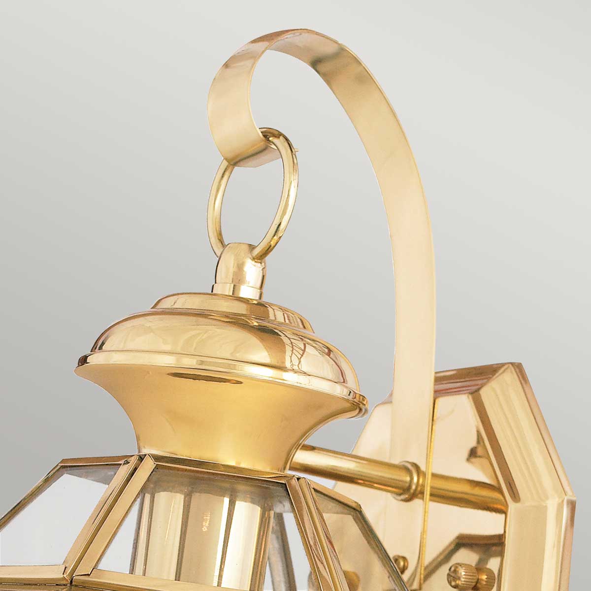 Newbury Gepolijst messing buitenlamp Van Elstead Lighting - Het klassieke ontwerp met gefacetteerd helder glas en hoogwaardig messing cre&euml;ert een verfijnde sfeer die bij de meeste bouwstijlen past.