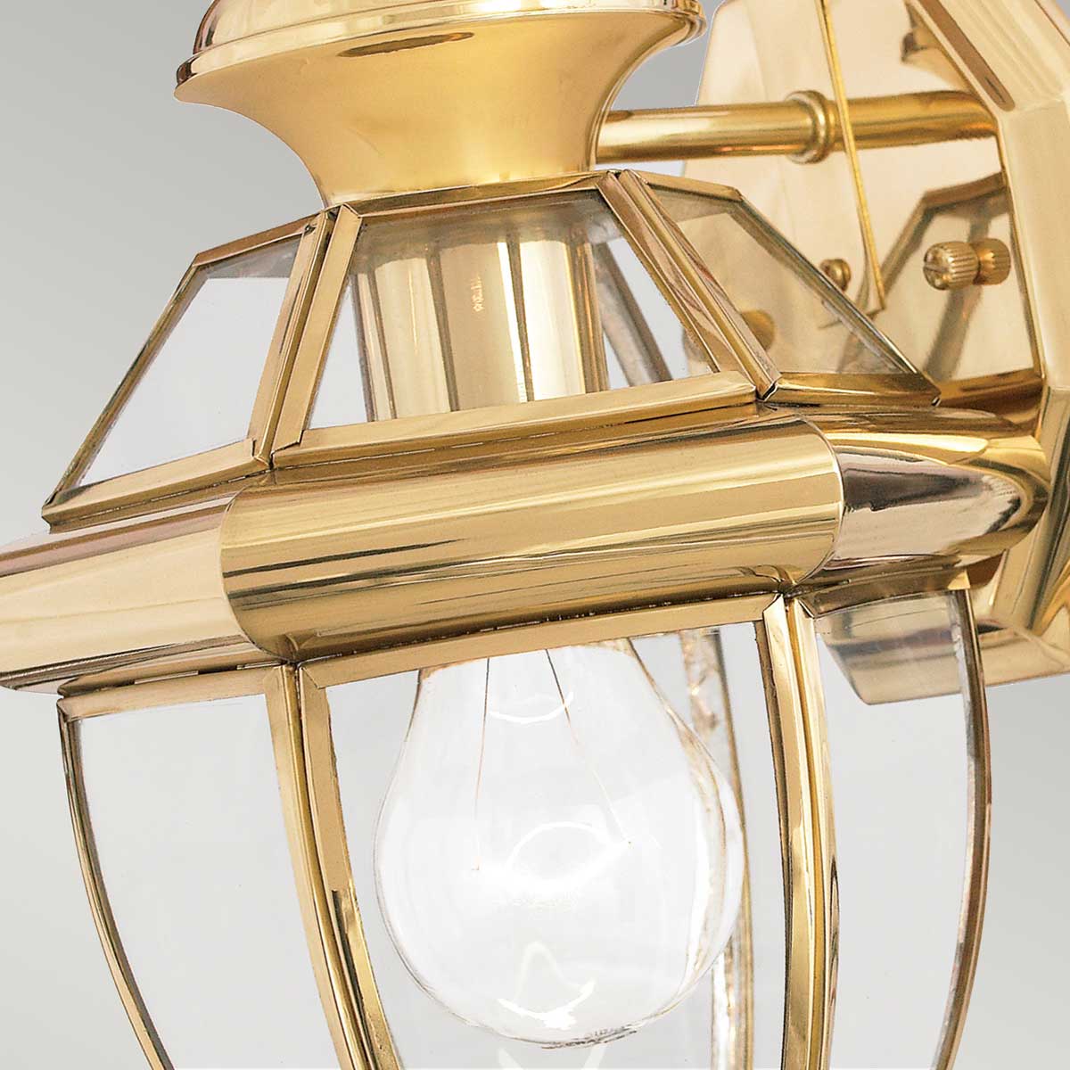 Newbury Gepolijst messing buitenlamp Van Elstead Lighting - Het klassieke ontwerp met gefacetteerd helder glas en hoogwaardig messing cre&euml;ert een verfijnde sfeer die bij de meeste bouwstijlen past.