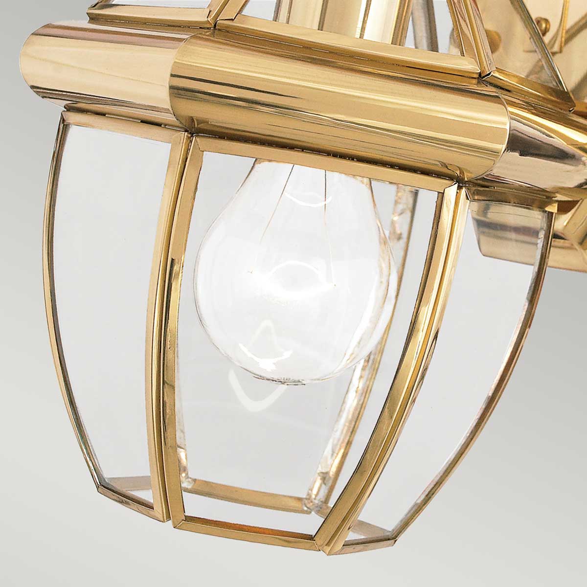 Newbury Gepolijst messing buitenlamp Van Elstead Lighting - Het klassieke ontwerp met gefacetteerd helder glas en hoogwaardig messing cre&euml;ert een verfijnde sfeer die bij de meeste bouwstijlen past.