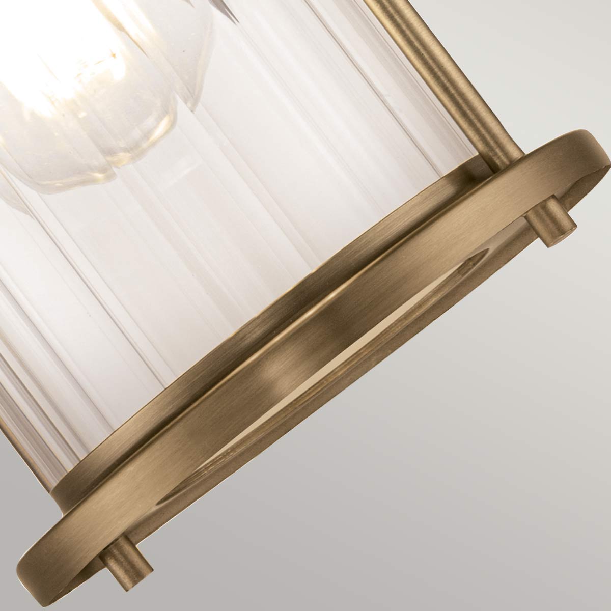 Riggs Ø14 Ruw messing badkamerlamp Van Elstead Lighting - De lamp heeft een IP44-classificatie en is daardoor ideaal voor gebruik in badkamers.