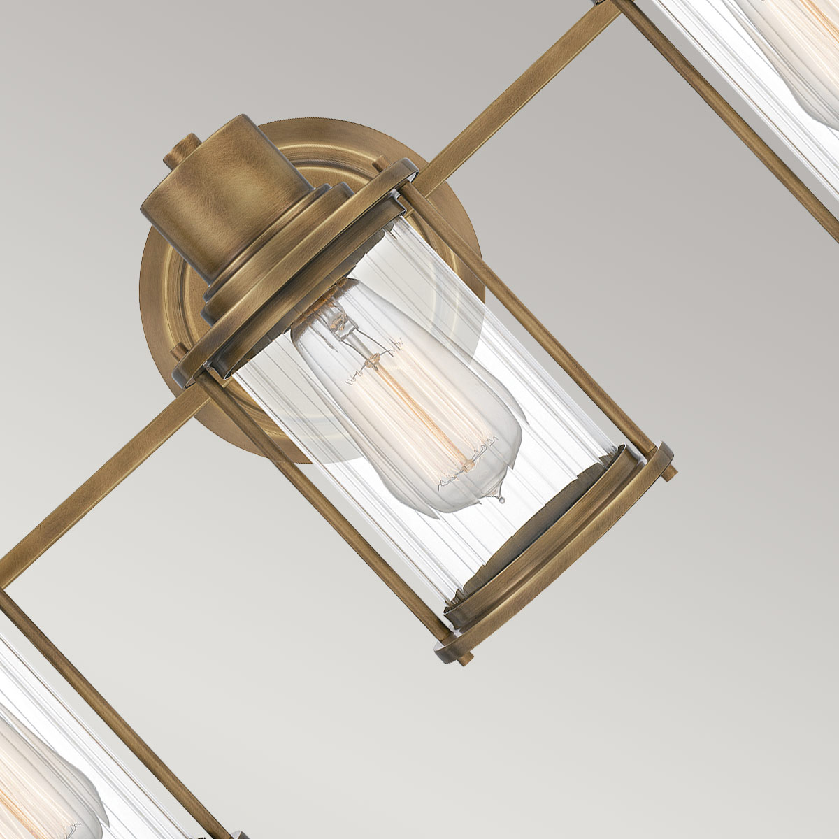 Riggs 56cm Ruw messing badkamerlamp Van Elstead Lighting - De lamp heeft een IP44-classificatie en is daardoor ideaal voor gebruik in badkamers.