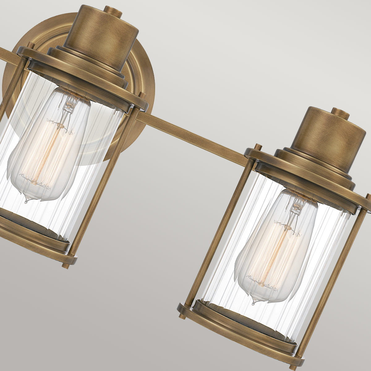 Riggs 56cm Ruw messing badkamerlamp Van Elstead Lighting - De lamp heeft een IP44-classificatie en is daardoor ideaal voor gebruik in badkamers.