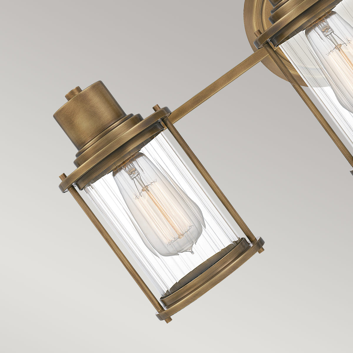 Riggs 56cm Ruw messing badkamerlamp Van Elstead Lighting - De lamp heeft een IP44-classificatie en is daardoor ideaal voor gebruik in badkamers.