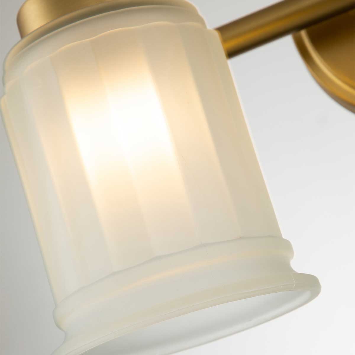Swell 36cm Geborsteld messing badkamerlamp Van Elstead Lighting - De Swell wandlamp in geborsteld messing is een stijlvolle Amerikaanse klassieker, gemaakt van staal met matglas.