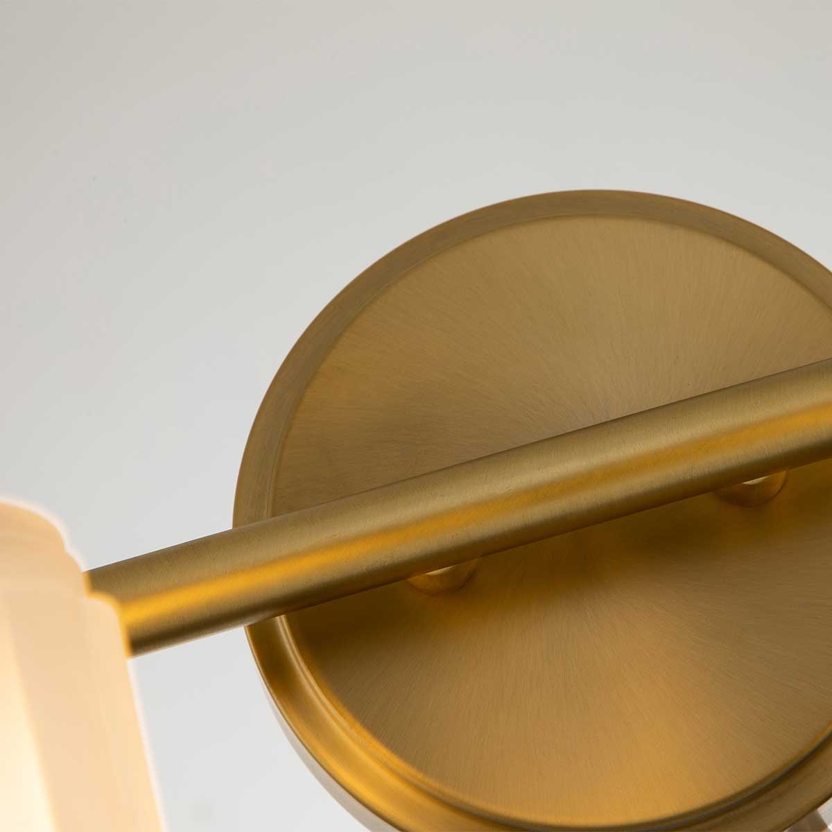 Swell 82cm Geborsteld messing badkamerlamp Van Elstead Lighting - De Swell wandlamp in geborsteld messing is een stijlvolle Amerikaanse klassieker, gemaakt van staal met matglas.