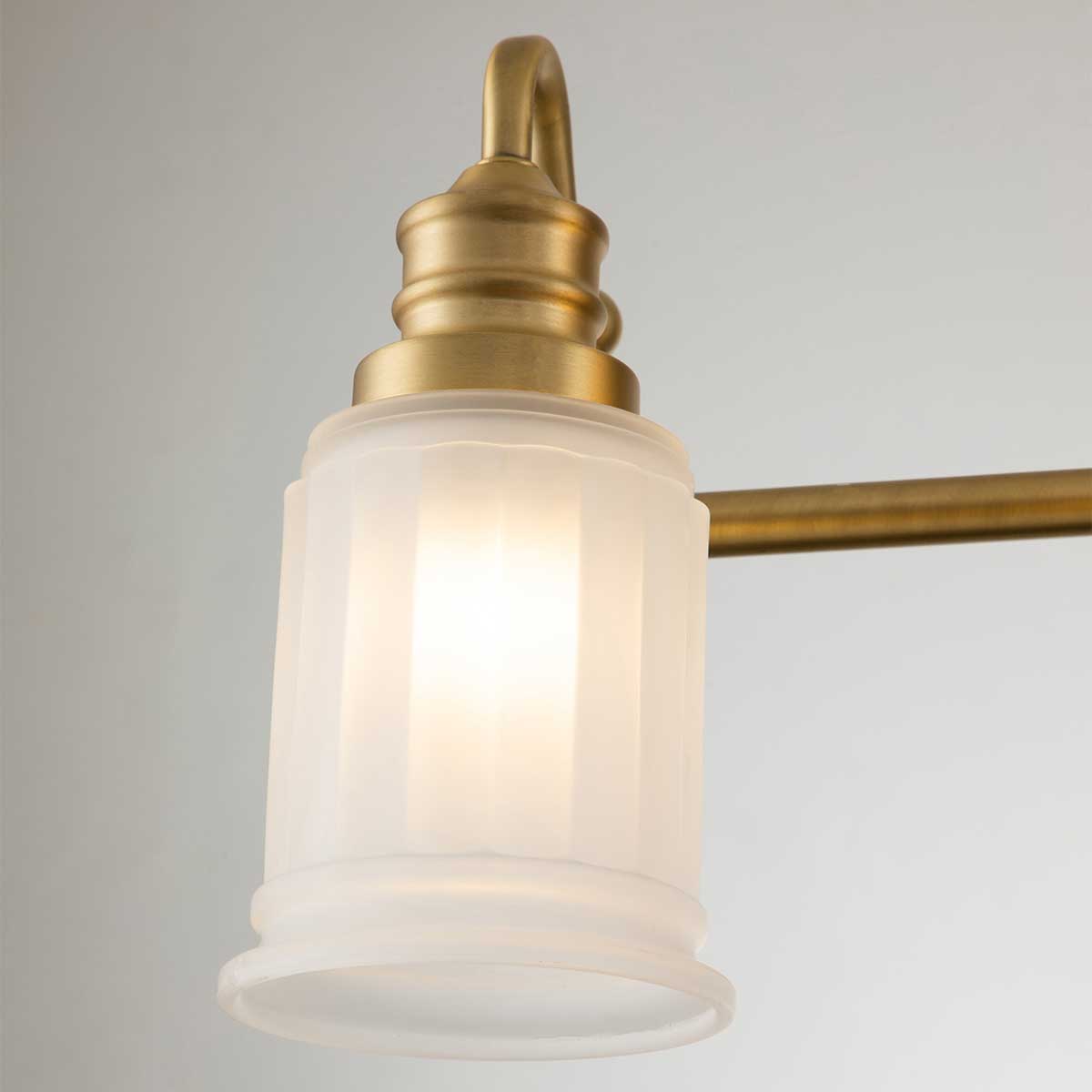 Swell 82cm Geborsteld messing badkamerlamp Van Elstead Lighting - De Swell wandlamp in geborsteld messing is een stijlvolle Amerikaanse klassieker, gemaakt van staal met matglas.