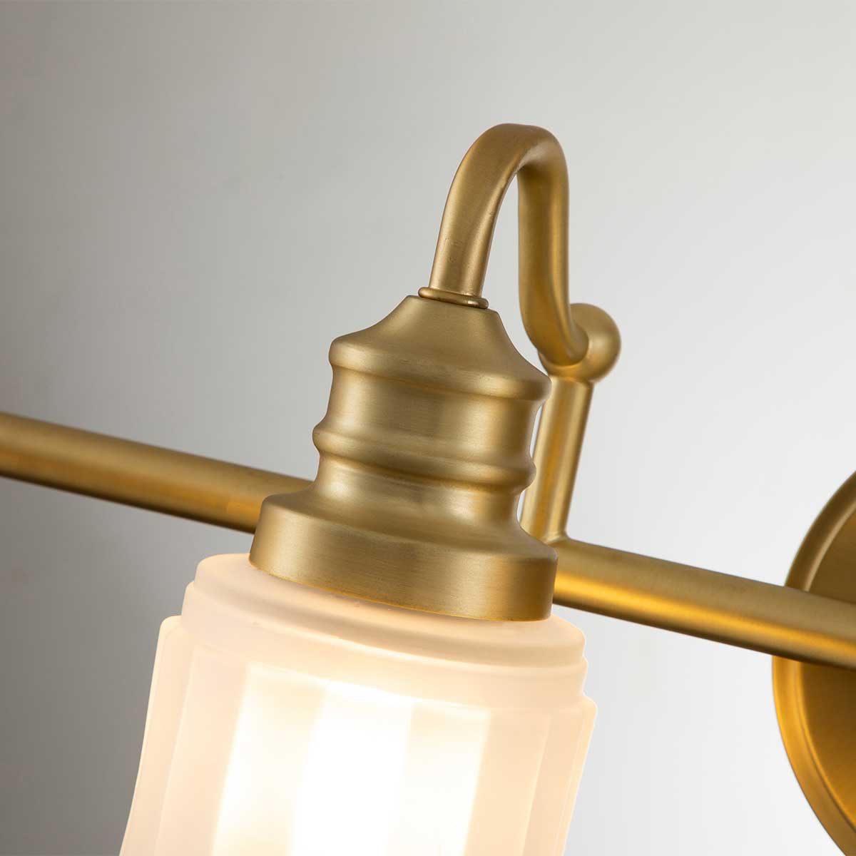 Swell 82cm Geborsteld messing badkamerlamp Van Elstead Lighting - De Swell wandlamp in geborsteld messing is een stijlvolle Amerikaanse klassieker, gemaakt van staal met matglas.