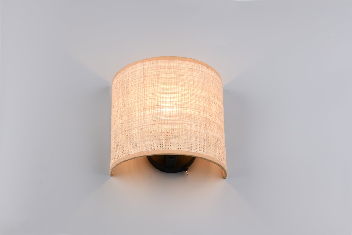 Aimee 20cm Natuur wandlamp Van Trio Lighting - De lamp heeft een vaste installatie, maar kan op een stopcontact worden aangesloten.