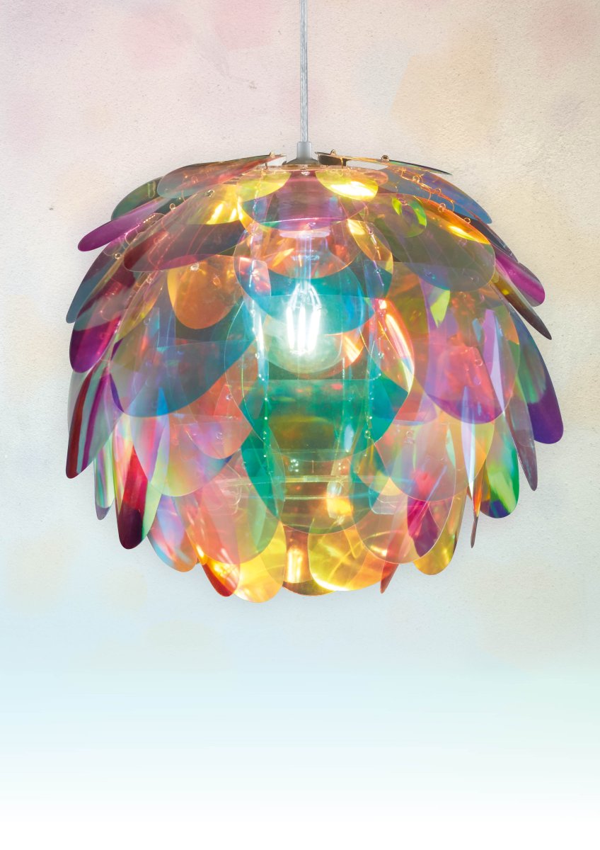 Clover Ø40 Veelkleurig hanglamp Van Trio Lighting - De lamp heeft plastic bladeren in regenboogkleuren &ndash; paars, rood, groen, blauw en geel &ndash; en zorgt voor een vrolijke sfeer.