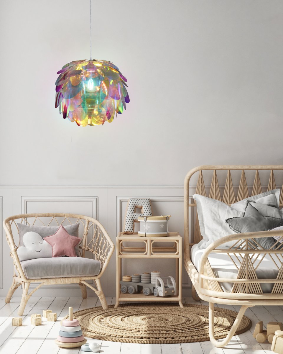 Clover Ø40 Veelkleurig hanglamp Van Trio Lighting - De lamp heeft plastic bladeren in regenboogkleuren &ndash; paars, rood, groen, blauw en geel &ndash; en zorgt voor een vrolijke sfeer.