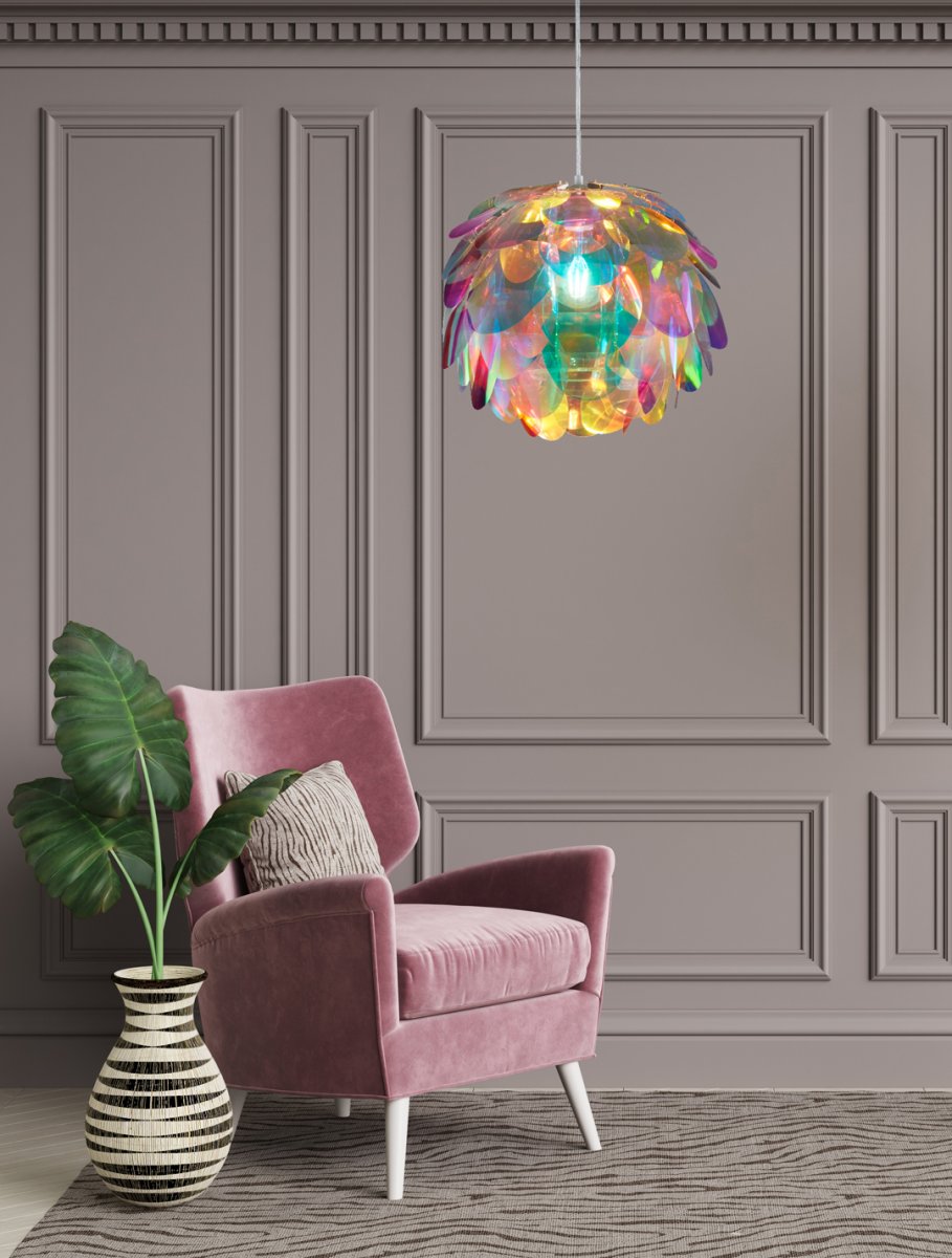 Clover Ø40 Veelkleurig hanglamp Van Trio Lighting - De lamp heeft plastic bladeren in regenboogkleuren &ndash; paars, rood, groen, blauw en geel &ndash; en zorgt voor een vrolijke sfeer.