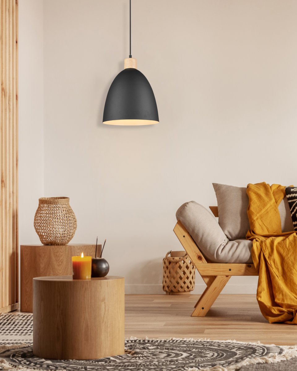 Jagger Ø25 Zwart hanglamp Van Trio Lighting - De Jagger hanglamp combineert hout en metaal in een elegante materiaalmix die in het oog springt en een spannend contrast creëert.