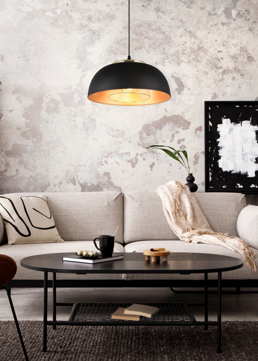Punch Ø35 Zwart hanglamp Van Trio Lighting - De elegante vorm van de lamp en de kleurcombinatie van matzwart en goud zorgen voor een vleugje verfijning.