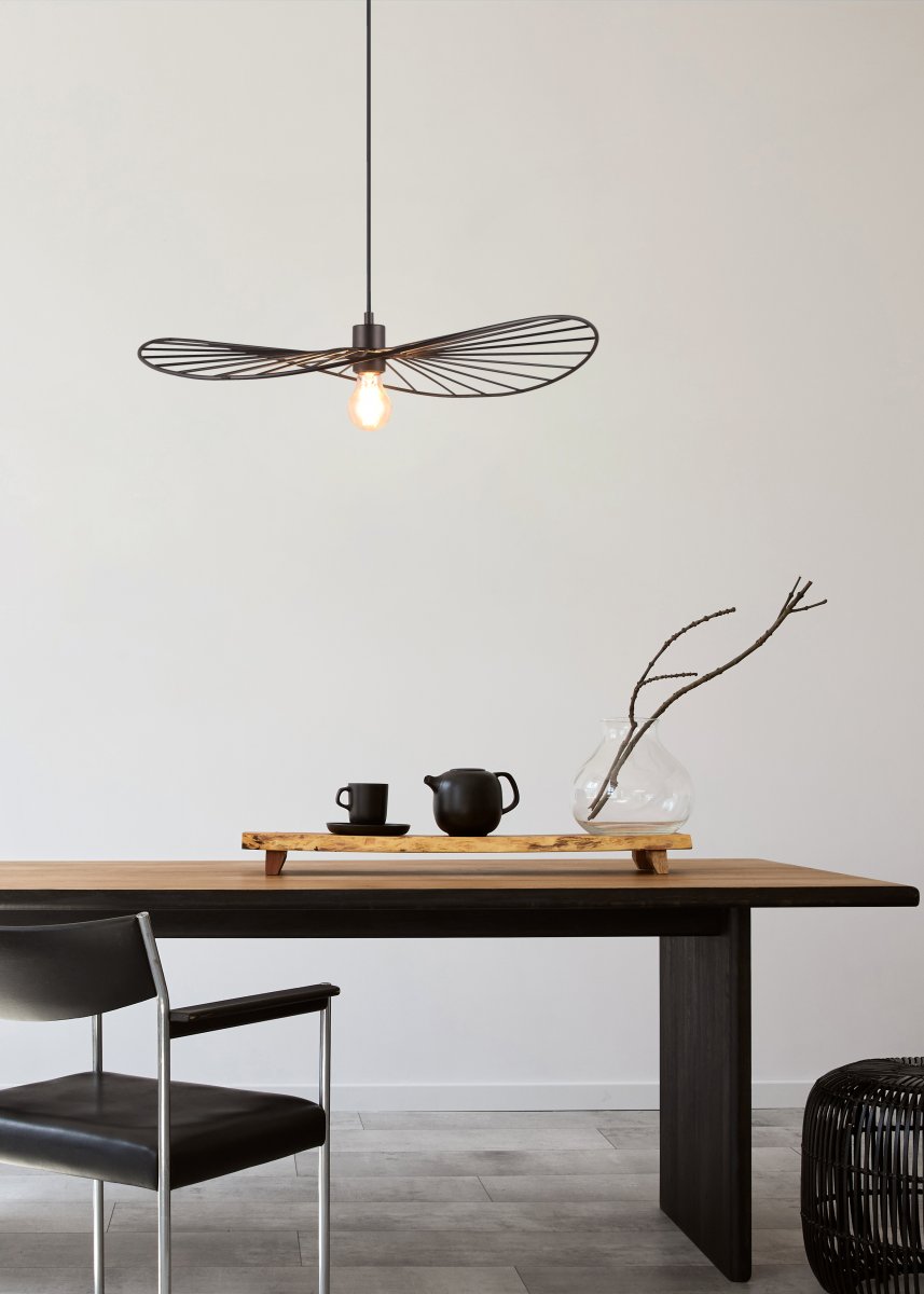 Chapeau Ø60 Zwart hanglamp Van Trio Lighting - Dankzij de decoratieve metalen behuizing is het een perfecte aanvulling in woon- en eetkamers, waar het door het prachtige spel van licht en schaduw een uniek gevoel van lichtheid toevoegt.