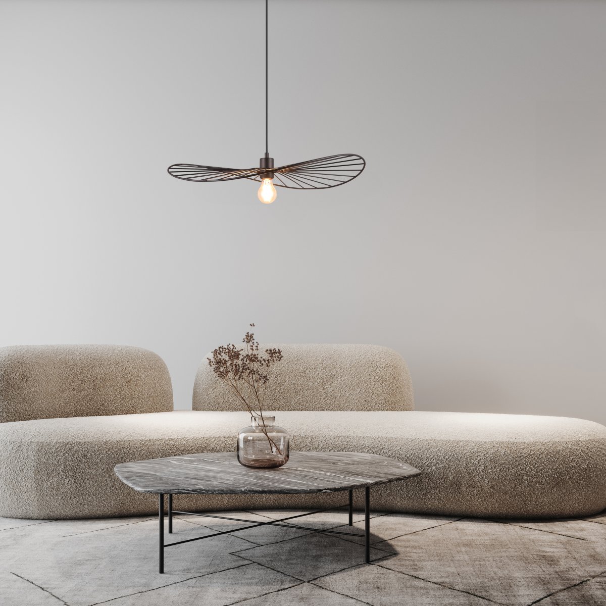 Chapeau Ø60 Zwart hanglamp Van Trio Lighting - Dankzij de decoratieve metalen behuizing is het een perfecte aanvulling in woon- en eetkamers, waar het door het prachtige spel van licht en schaduw een uniek gevoel van lichtheid toevoegt.