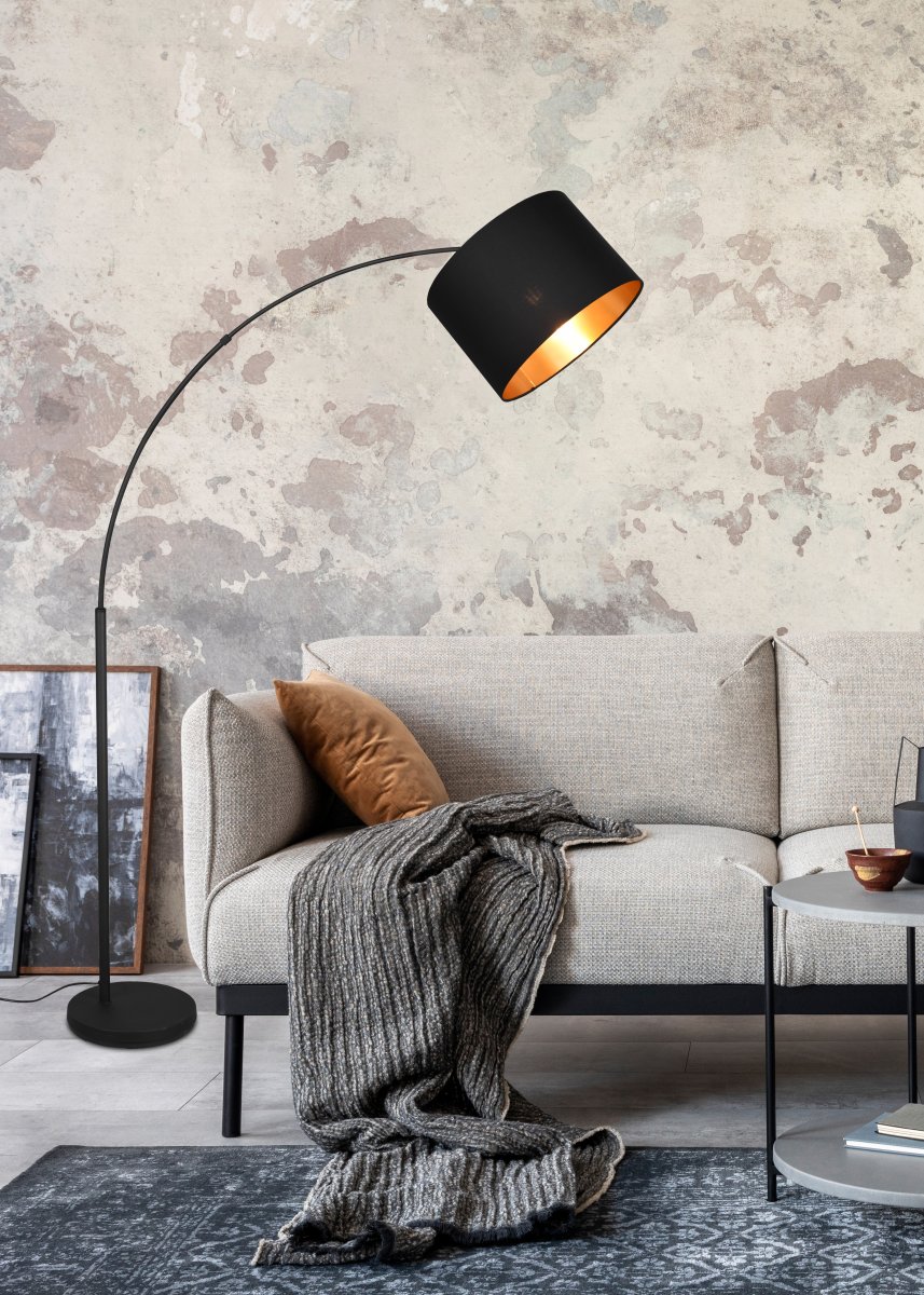 Bolivia Zwart vloerlamp Van Trio Lighting - Met zijn stoffen kap wordt de moderne en elegante lamp een blikvanger naast de bank en zorgt tegelijkertijd voor een perfecte en sfeervolle verlichting.