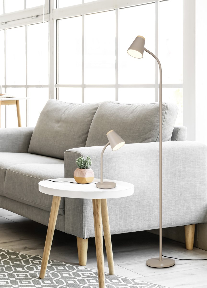 Pongo Beige vloerlamp Van Trio Lighting - De strakke vorm en de schuine lampenkop maken Pongo veelzijdig en passen gemakkelijk in elk huis en elke stijl.