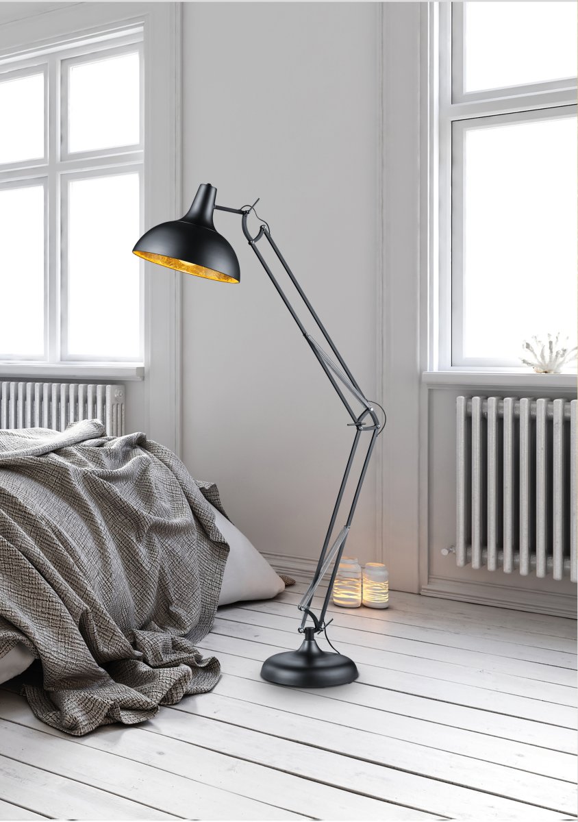 Salvador Zwart vloerlamp Van Trio Lighting - Of u Salvador nu naast de bank plaatst of als een op zichzelf staand designelement in de hal, woonkamer of slaapkamer, Salvador voegt een moderne toets toe en wordt een stijlvolle toevoeging aan uw huis.