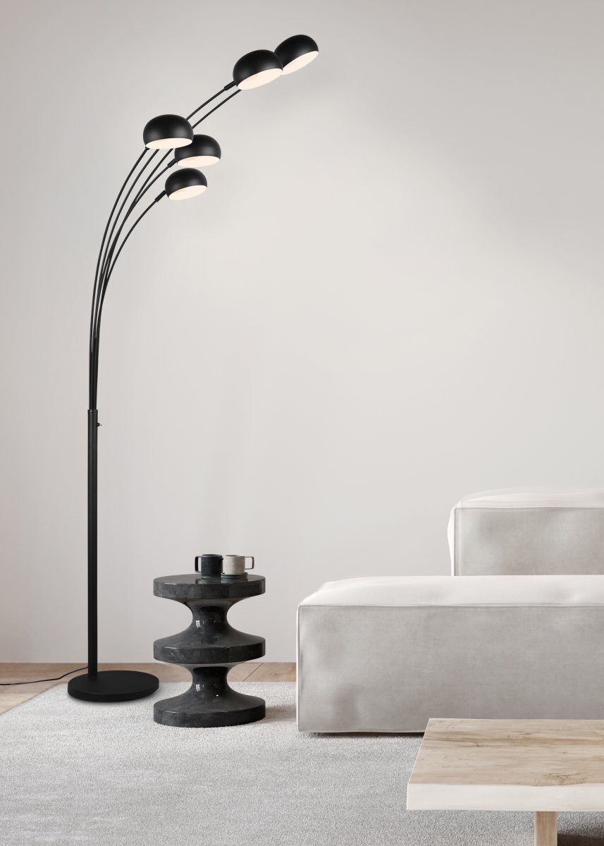 Dito Zwart vloerlamp Van Trio Lighting - Het moderne design, gecombineerd met de matzwarte kleurstelling, geeft de lamp een originele en elegante toets die uw interieur opwaardeert.