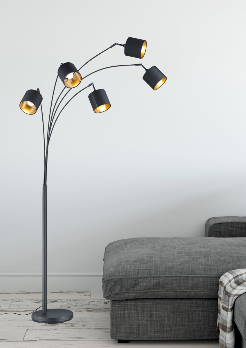 Tommy 5 Zwart vloerlamp Van Trio Lighting - De heldere, moderne vormen en het matzwarte metaal met zwarte en gouden stoffen kappen maken de lamp tot een elegant en flexibel interieurdetail.